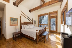 4 bedrooms, iron/ironing board, free WiFi, bed sheets - Retreat at Union Creek II: Easy Walk to Lift, Hot Tub, Foosball, Shuttle (Copper Mountain)