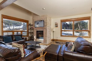 TV, fireplace, table football - Retreat at Union Creek II: Easy Walk to Lift, Hot Tub, Foosball, Shuttle (Copper Mountain)