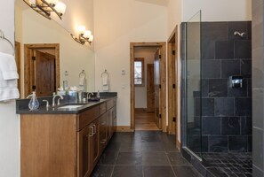 Shower, hair dryer, towels, shampoo - Retreat at Union Creek II:  Easy Walk to Lift, Hot Tub, Foosball, Shuttle (Copper Mountain)
