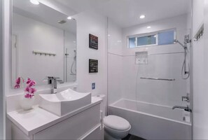Bañera, secador de pelo, toallas y jabón