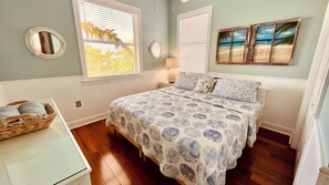 5 makuuhuonetta, tallelokero huoneessa, silitysrauta/-lauta