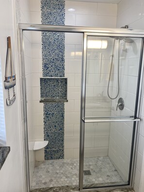 Een douche, een regendouche, een haardroger, handdoeken