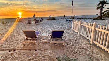 Platja privada, gandules de platja i tovalloles de platja