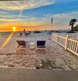 Private beach, sun-loungers, beach towels - Ground-Floor Direct Beachfront  Walk-Out to Sand  No Stairs! (Indian Shores)