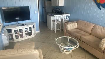 Smart-TV, leker, bøker og stereoanlegg