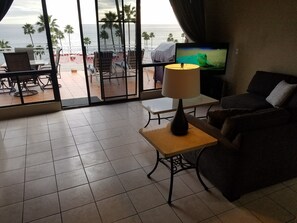 Televisio, takka, DVD-soitin