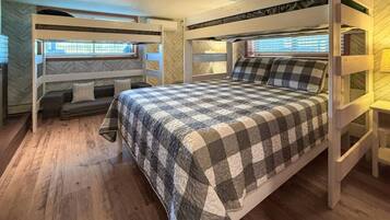 6 bedrooms, desk, iron/ironing board, free WiFi