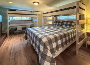 6 habitaciones, escritorio y tabla de planchar con plancha 
