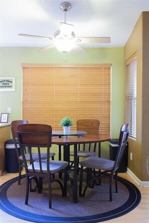 Dining - Quiet desert getaway, ping-pong, BBQ, citrus (Phoenix)