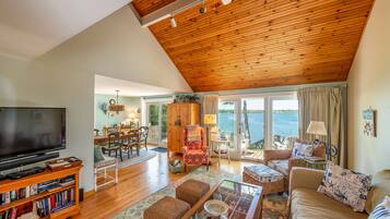 Téléviseur connecté, foyer, lecteur de DVD, livres