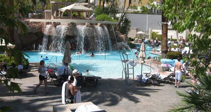 MGM Signature Jr.Penthouse StripView, Balcony, Pool, No resort fee, FREE parking