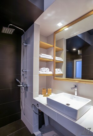 Dusche, Haartrockner, Handtücher, Seife