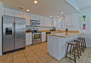 Een koelkast, een microgolfoven, een oven, een kookplaat