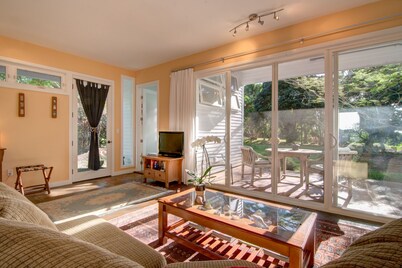 Private Garden Cottage on 5 acre country estate /Walk to the Botanic Gardens! 