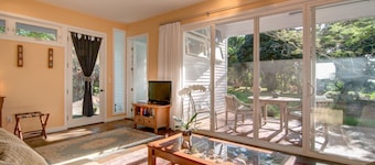 Private Garden Cottage on 5 acre country estate /Walk to the Botanic Gardens!