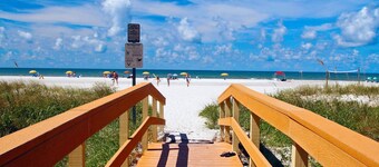 Sunset Vistas-Beach/Gulf FRONT unit, 2 bed/2 bath, Free Wi-Fi + Covered Parking