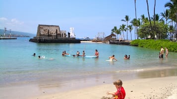 Perto da praia, espreguiçadeiras, toalhas de praia 