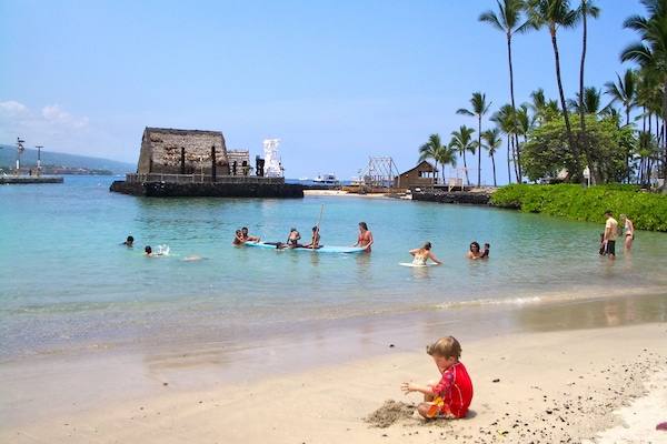 Una playa cerca, sillas reclinables de playa, toallas de playa