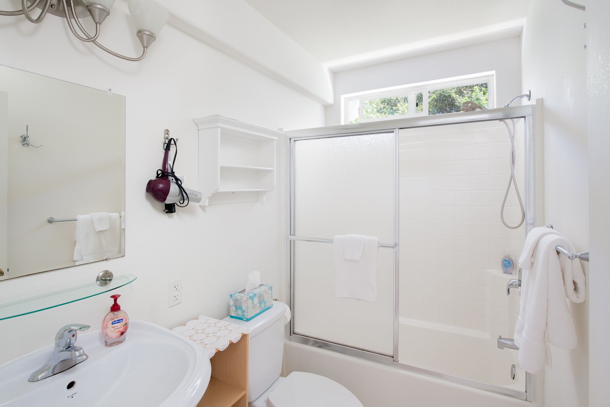 Combined shower/bathtub, hair dryer, towels, soap