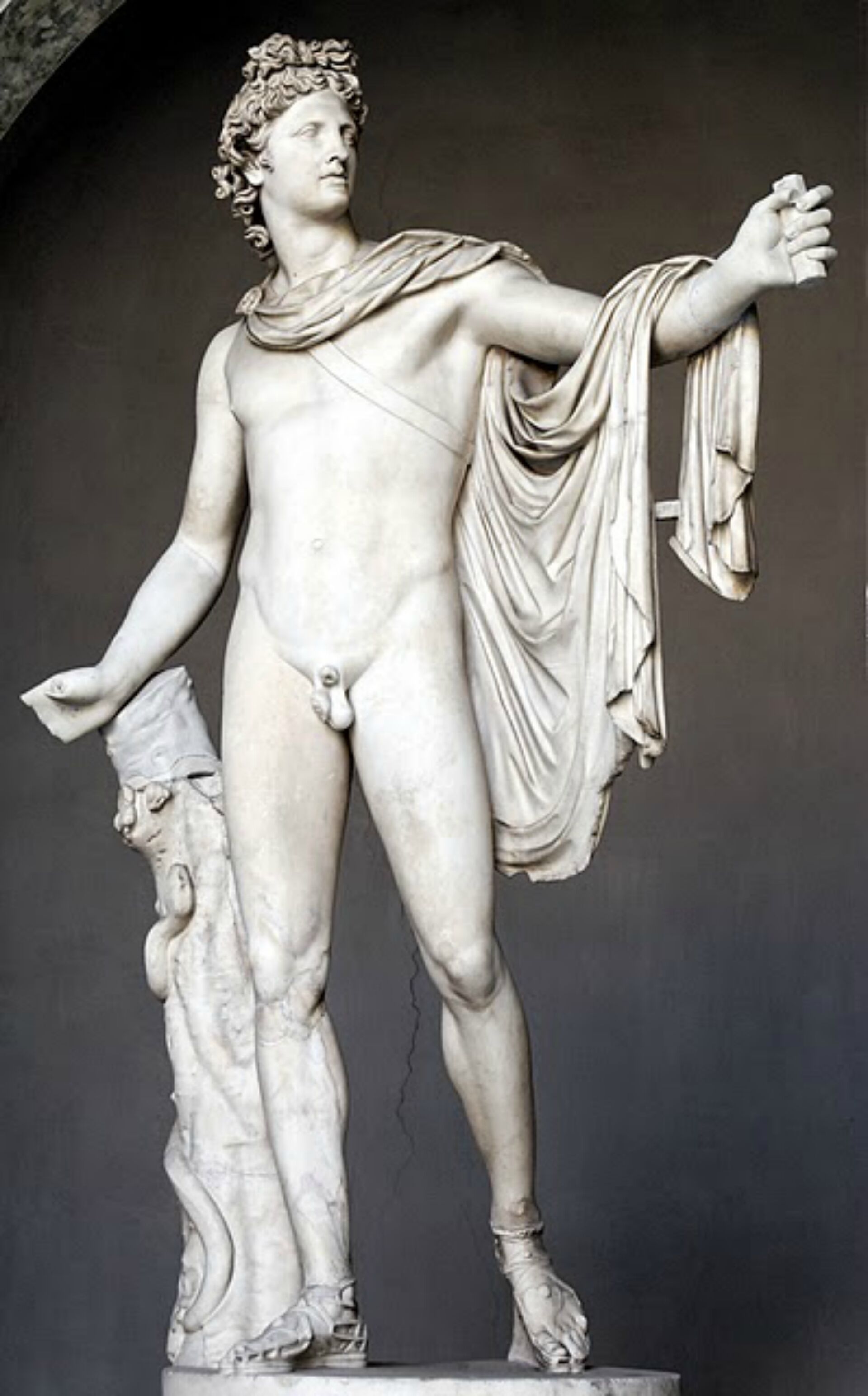Eine klassische Statue eines männlichen Bildes in Gewändern, stehend auf einem Sockel.