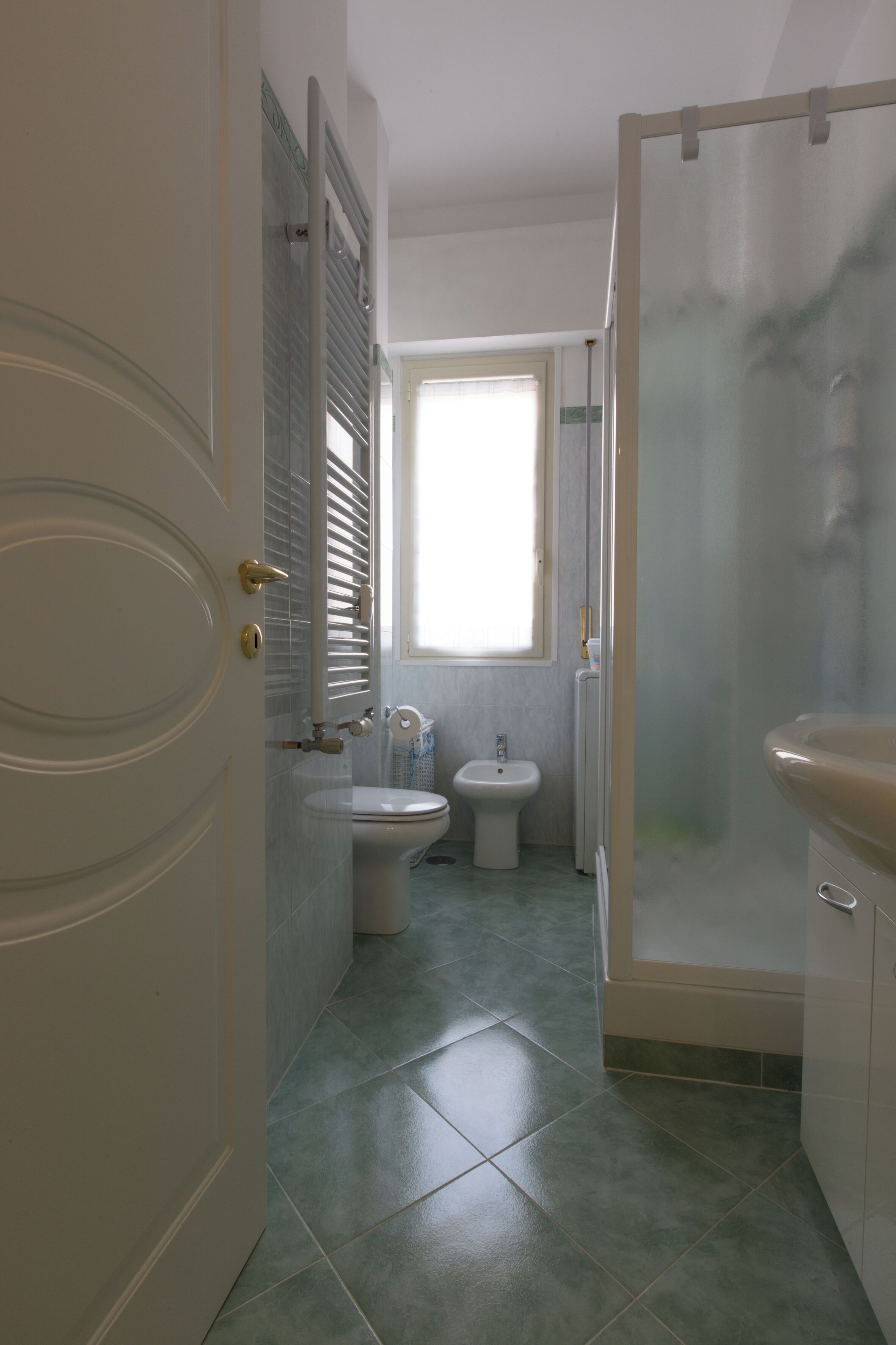 Ein Badezimmer mit Toilette, Bidet und Duschbereich.
