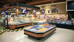 A grocery store with various food sections, including dairy and bakery items. - Apartment  "Primavera holidayhouse”  center Rome 100mt from Vatican Free Wifi (Roma)