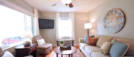 TV connectée, Netflix, lecteur de DVD, table de tennis de table