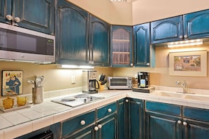 Fridge, microwave, stovetop, dishwasher - On the Plaza across from La Fonda (Santa Fe)