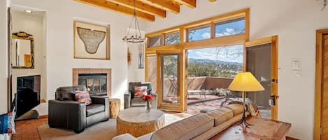 Televisor, llar de foc i reproductor de DVD