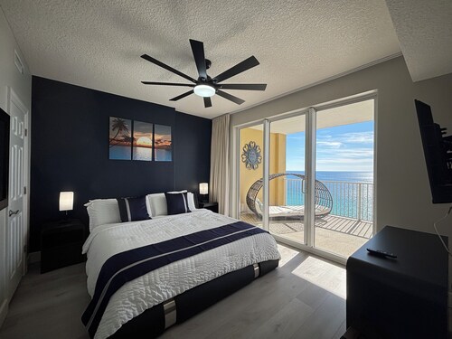 Modern Fully Remodeled Gulf Front, Huge Balcony, Free Beach service, Beachfront!
