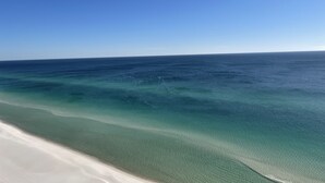 Una playa con agua turquesa cristalina y una orilla arenosa.