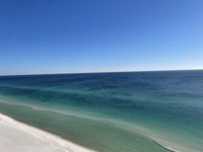På stranden och solstolar
