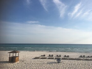 På stranden och solstolar