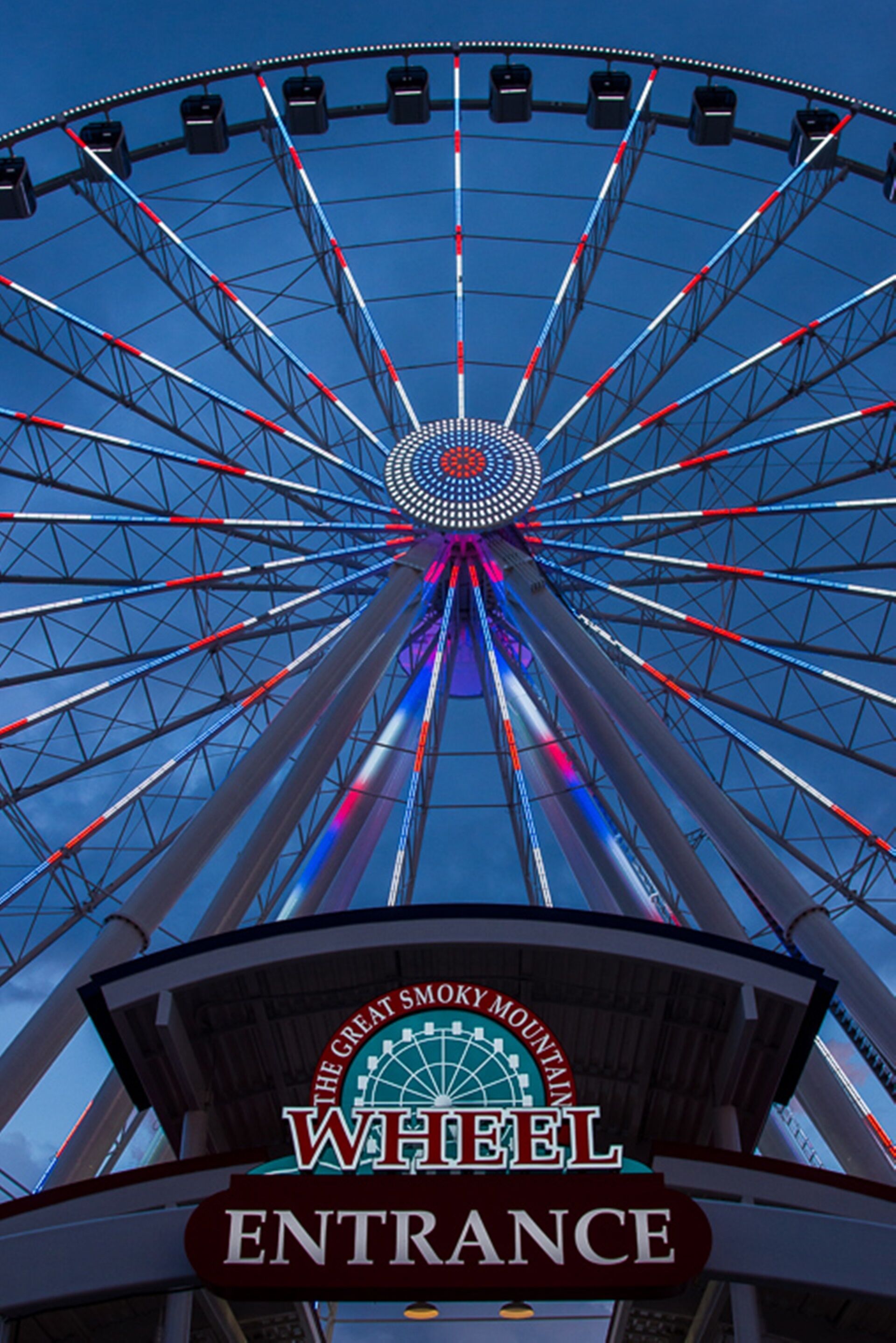 Une grande roue sur laquelle est apposé un panneau indiquant l’entrée de « The Great Smoky Mountain Wheel ».