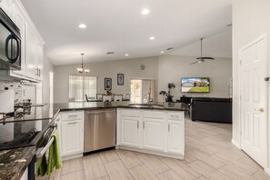 Frigorifero, microonde, forno, piano cottura