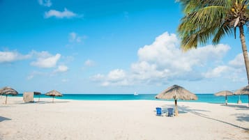 En la playa, camastros y toallas de playa