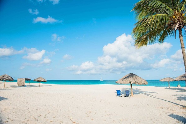 En la playa, camastros y toallas de playa 