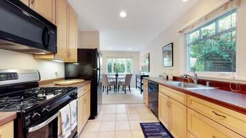 Kylskåp, mikrovågsugn, ugn och spishäll