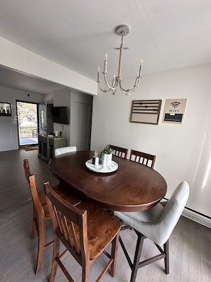 Dining - Fenced lot,dog friendly, strong WIFI, beach view, fire pit, budget, best memory (Lower Township)