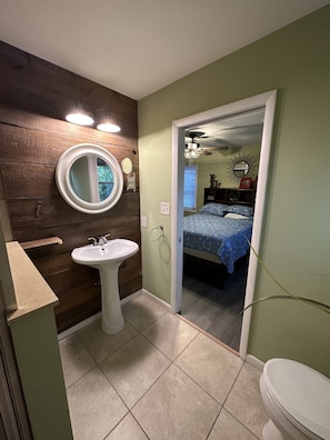 3 bedrooms, iron/ironing board, WiFi, bed sheets - Fenced lot,dog friendly, strong WIFI, beach view, fire pit, budget, best memory (Lower Township)