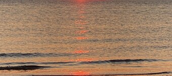 Fenced lot,dog friendly, strong WIFI, beach view, fire pit, budget, best memory 