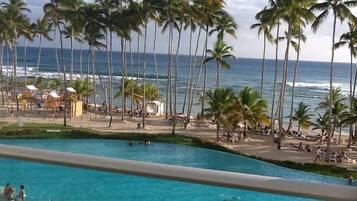 Piscine à débordement