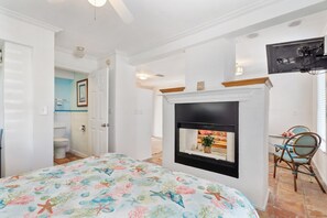 1 bedroom, iron/ironing board, Internet, bed sheets - Siesta Cottage Treasure Island Beach Sleeps 3 (Treasure Island)