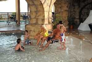 Una piscina techada, una piscina al aire libre
