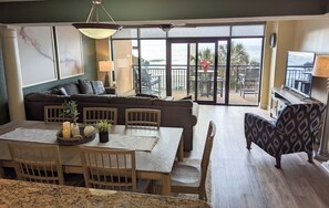 Älytelevisio, DVD-soitin, kirjoja, stereot