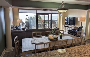 TV connectée, lecteur de DVD, livres, chaîne hi-fi