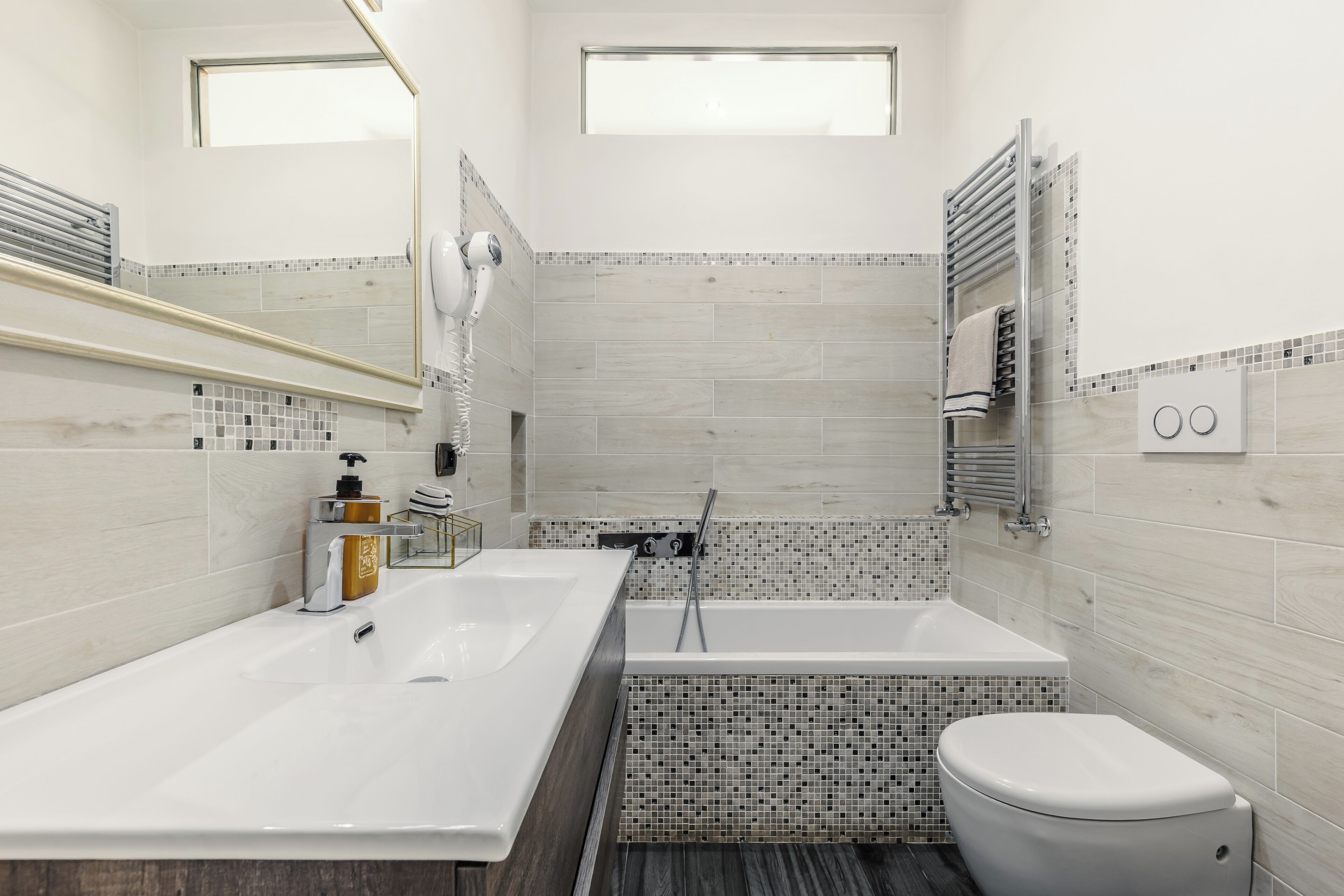 Duschwanne, Haartrockner, Bidet, Handtücher