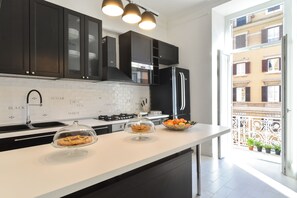 Frigorifero, microonde, forno, piano cottura