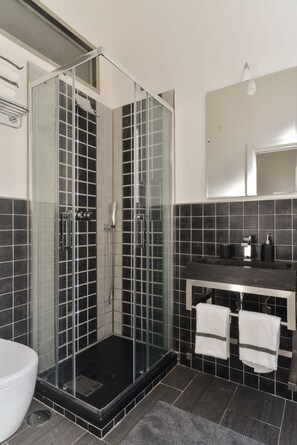 Duschwanne, Haartrockner, Bidet, Handtücher