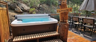 Pine Cone Cabin, Walk to Town, Private Location, Hot Tub, Wood FP